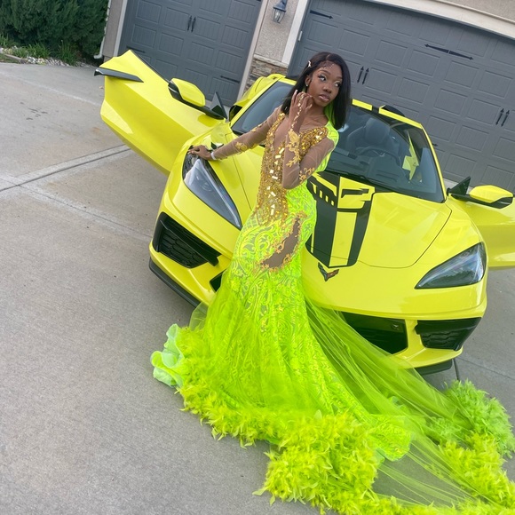 Beautiful lime green prom dress - Picture 2 of 3